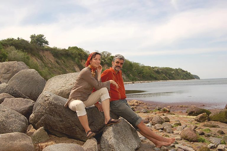 Angela und Sumitra Drews an der Steilküste