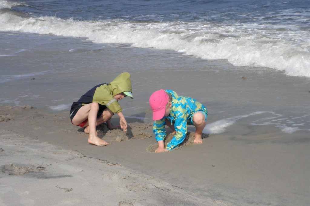 Spielende Kinder am Strand der Ostsee